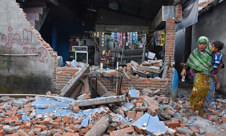 Nhà cửa đổ nát sau trận động đất ở Lombok. Ảnh: Reuters