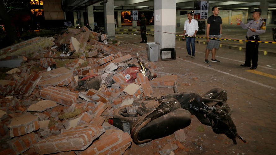 Cảnh đổ nát sau trận động đất. Ảnh: Reuters