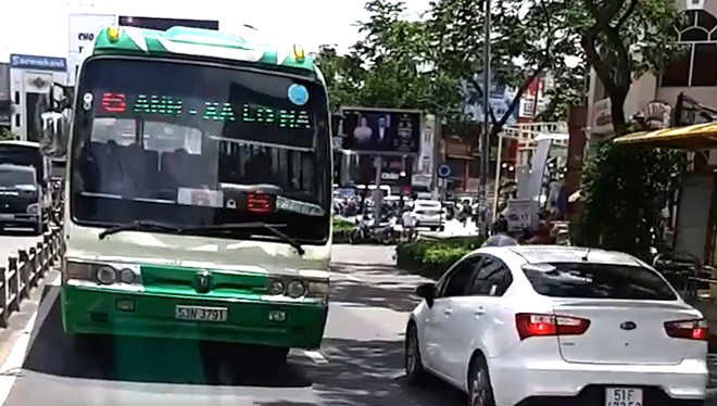 Xe buýt chạy ngược chiều ở trung tâm Sài Gòn