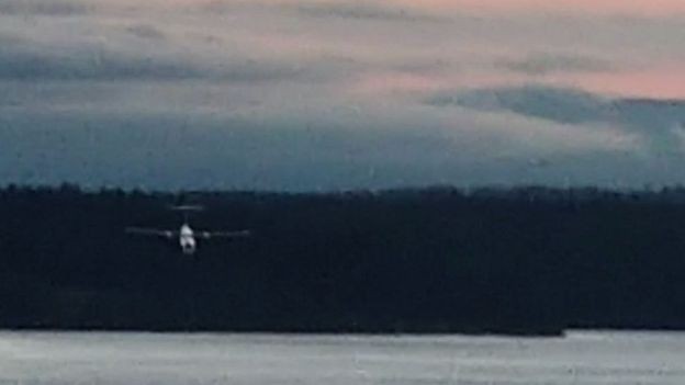 Phi cơ Q400 bay ở độ cao cực thấp trước khi đâm xuống đất. Ảnh: BBC