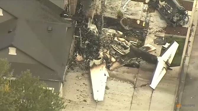 Chiếc máy bay khiến ngôi nhà cháy rụi một phần. Ảnh: Reuters