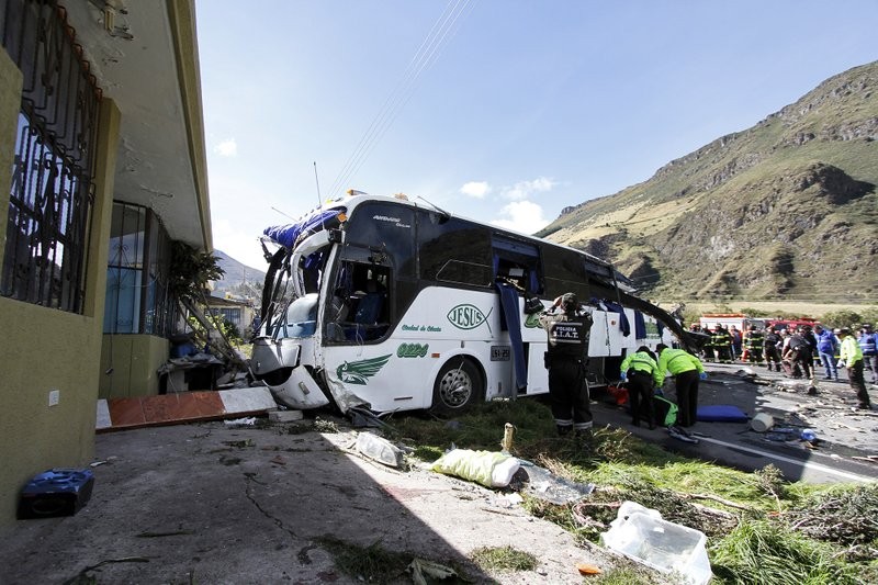 Hiện trường vụ tai nạn xe buýt thảm khốc tại Ecuador. Ảnh: AP