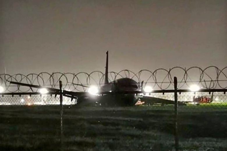 Hình ảnh được cho là máy bay Trung Quốc nằm trên bãi cỏ sau khi trượt khỏi đường băng. Ảnh: Twitter