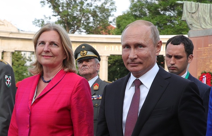 Tổng thống Nga Vladimir Putin và Ngoại trưởng Áo Karin Kneissl trong cuộc gặp tại Vienna hồi tháng 6. Ảnh: Tass 