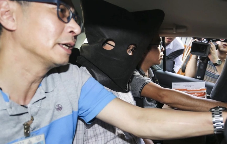 Khaw Kim-sun (giữa) khi bị bắt. Ảnh: SCMP
