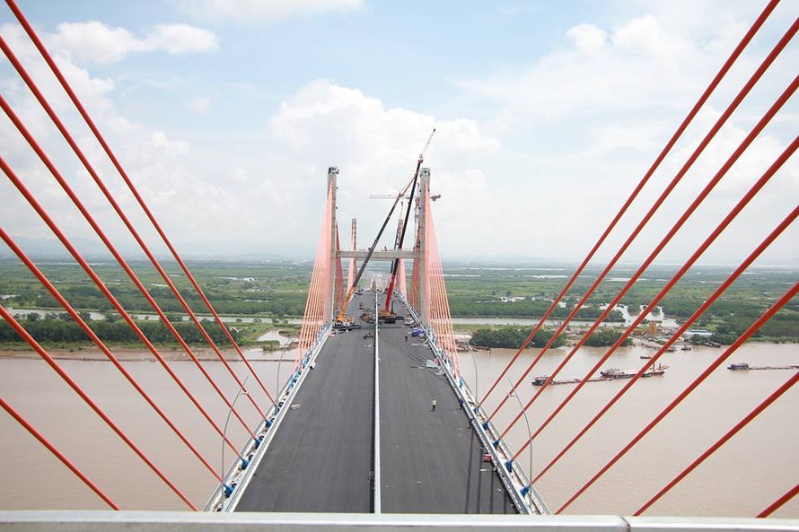 Cầu Bạch Đằng đang hoàn thiện các hạng mục công trình phụ trợ, chờ ngày thông xe.