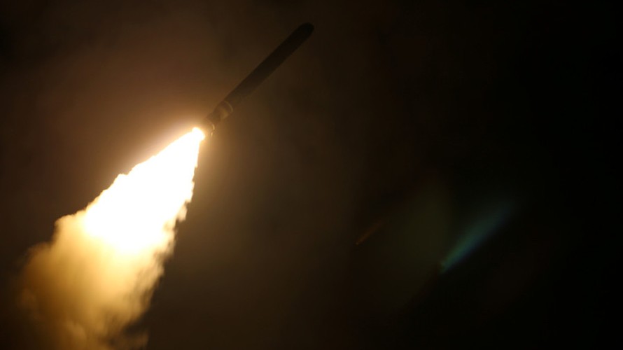 Tàu khu trục Mỹ phóng tên lửa Tomahawk ngày 14/4/2018. Ảnh: Reuters