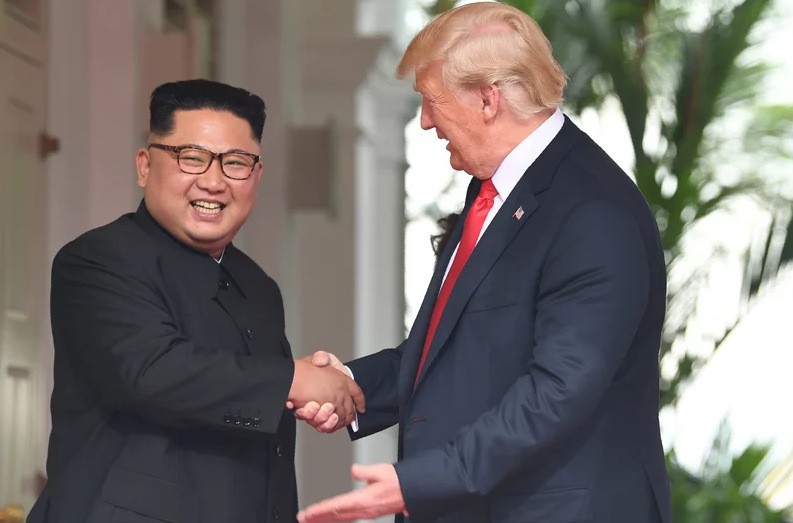 Ông Kim Jong-un (trái) và ông Donald rump (phải) trong cuộc gặp ngày 12/6. Ảnh: AFP