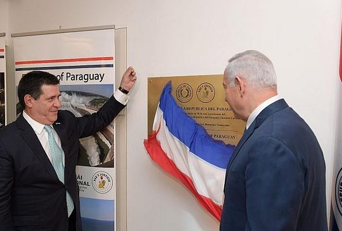 Cựu Tổng thống Paraguay Horacio Cartes (trái) và Thủ tướng Israel Benjamin Netanyahu (phải) tham gia lễ khánh thành đại sứ quán mới tại Jerusalem hồi tháng 5. Ảnh: GPO