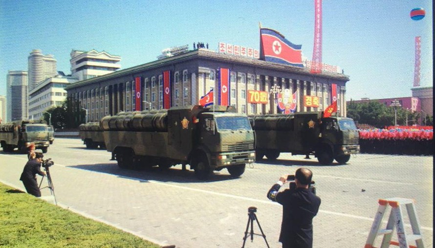 Hình ảnh hiếm hoi về lễ duyệt binh được công bố bởi NK News. Theo đó, các phương tiện trong ảnh là những vũ khí "nặng đô" nhất xuất hiện trong lễ duyệt binh hôm nay. Ảnh: NK News