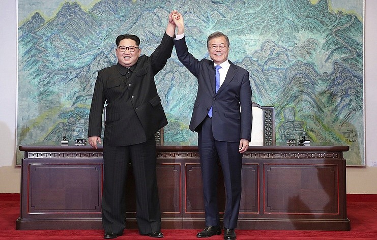 Chủ tịch Kim Jong-un (trái) và Tổng thống Moon Jae-in (phải). Ảnh: AP