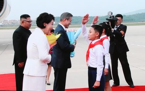 Tổng thống Hàn Quốc và phu nhân được chào đón tại sân bay Bình Nhưỡng. Ảnh: Yonhap