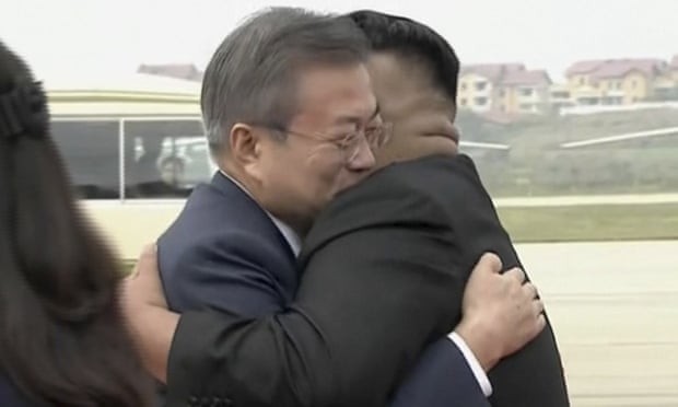 Lãnh đạo Hàn - Triều tươi cười ôm nhau tại sân bay Sunan (Bình Nhưỡng). Ảnh: AP