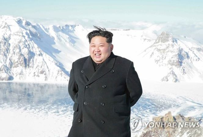 Chủ tịch Triều Tiên Kim Jong-un leo núi Paekdu hồi tháng 12/2017. Ảnh: Yonhap