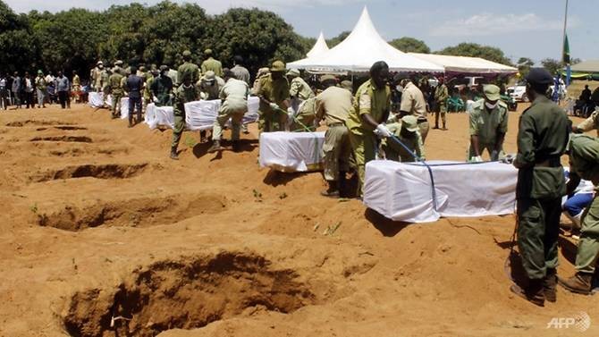Lễ tang tập thể các nạn nhân vụ chìm phà ở Tanzania. Ảnh: AFP