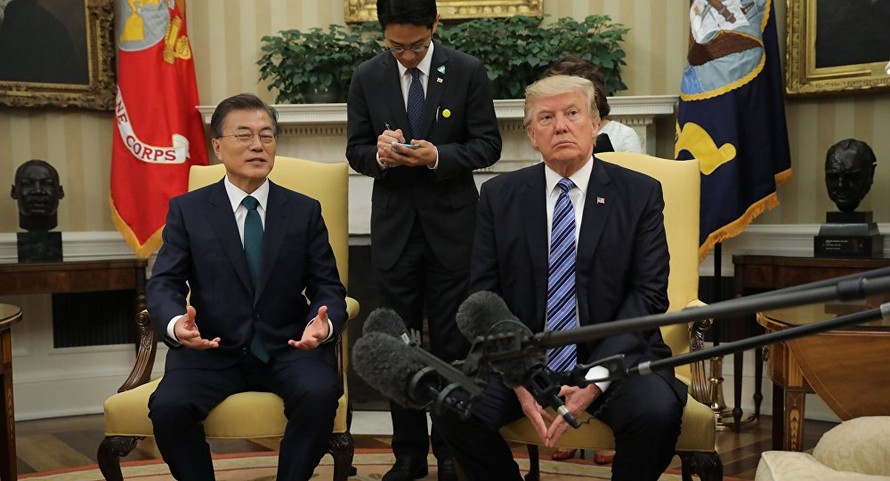 Tổng thống Hàn Quốc Moon Jae-in (trái) và Tổng thống Mỹ Donald Trump (phải). Ảnh: Reuters