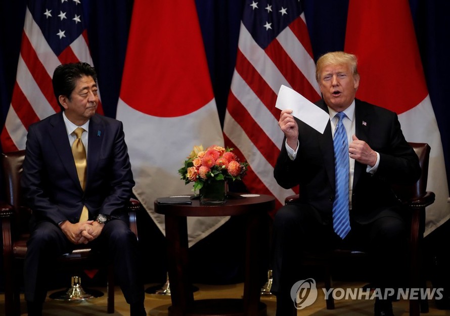 Tổng thống Mỹ Trump khoe lá thư của ông Kim Jong-un trong cuộc gặp với Thủ tướng Nhật Bản Abe. Ảnh: Yonhap