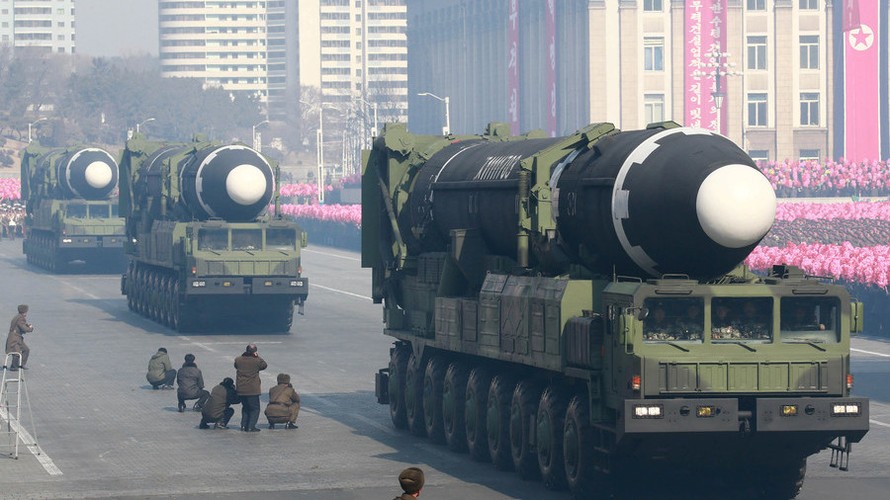 Tên lửa Triều Tiên tham gia diễu binh. Ảnh: KCNA