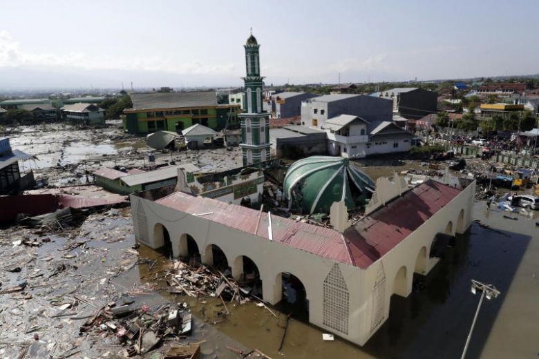 Hiện trường tan hoang sau động đất, sóng thần ở Indonesia. Ảnh: EPA