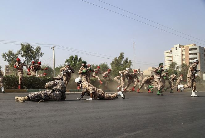 Các binh sĩ Iran hoảng loạn trong vụ xả súng ngày 22/9. Ảnh: GLP