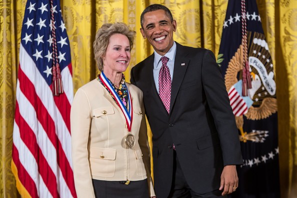 Bà Frances H. Arnold (trái) cùng cựu Tổng thống Mỹ Barack Obama. Ảnh: Getty