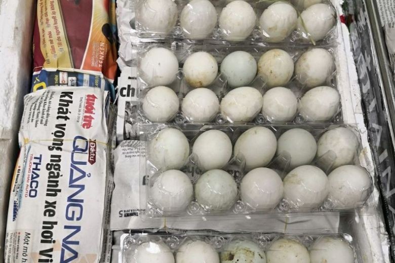 Số trứng vịt lộn của bà Le Thi Ung bị phát hiện tại sân bay Changi. Ảnh: AVA