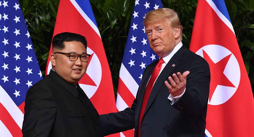 Tổng thống Mỹ Donald Trump và Chủ tịch Triều Tiên Kim Jong-un bắt tay trong cuộc gặp thượng đỉnh hồi tháng 6. Ảnh: AFP