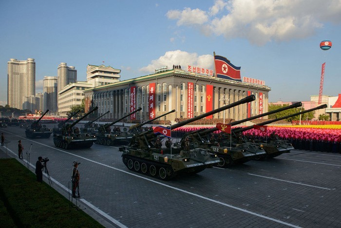 Pháo tự hành Triều Tiên trong cuộc diễu binh hoành tráng nhân sinh nhật thứ 70 của Đảng Lao động Triều Tiên (10/10/2015). Ảnh: Getty