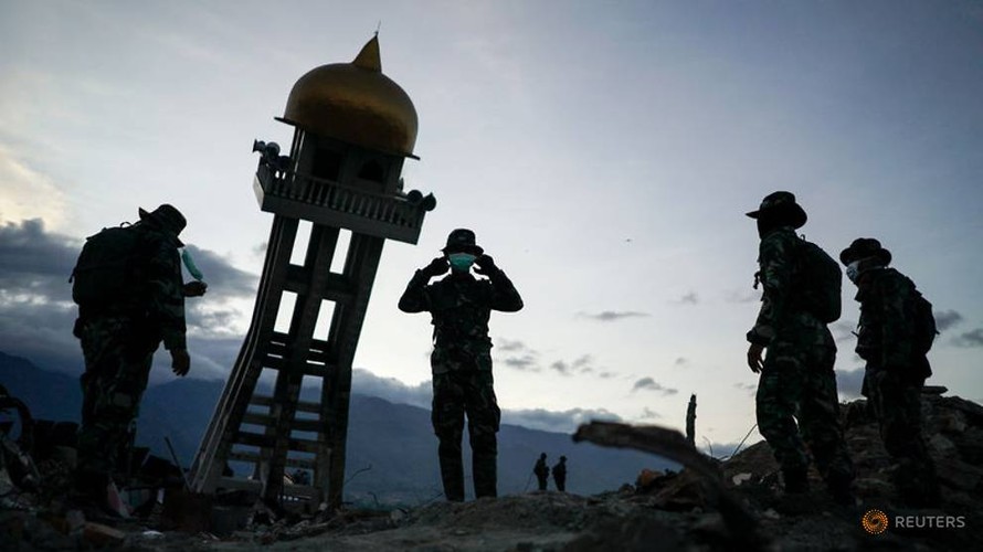 Các binh sĩ tham gia chiến dịch tìm kiếm sau động đất tại Indonesia. Ảnh: Reuters