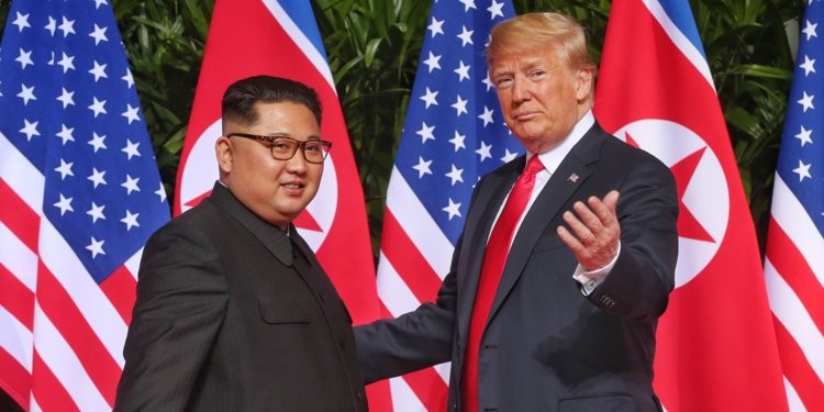 Tổng thống Mỹ Trump gặp Chủ tịch Triều Tiên Kim Jong-un tại Singapore hồi tháng 6. Ảnh: AFP