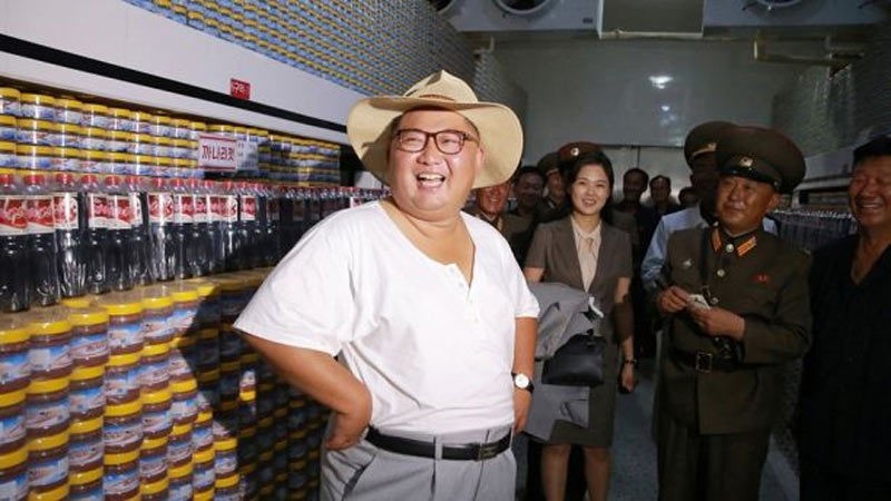 Ông Kim Jong Un cùng phu nhân đi thăm nhà máy chế biến cá ở Kumsunpo, tỉnh Hwanghae.