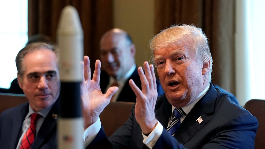 Ông Trump trò chuyện tại Nhà Trắng với mô hình tàu vũ trụ đặt trên bàn. Ảnh: Reuters
