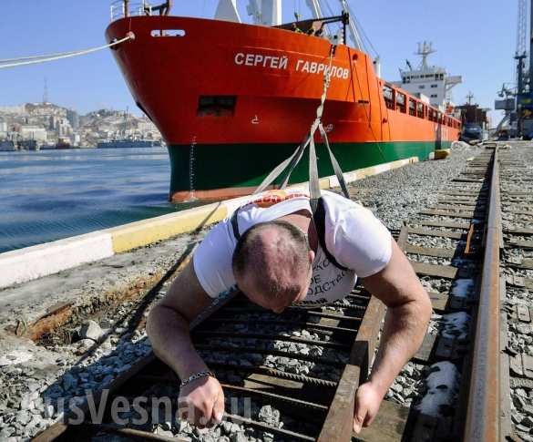 Ivan Savkin trổ tài kéo tàu chở hàng ở Nga. Ảnh: Twitter