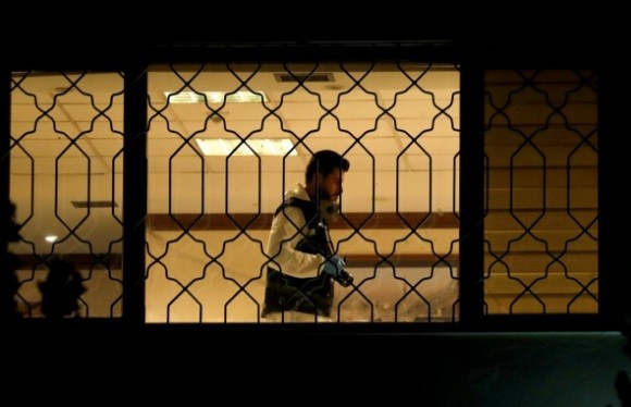 Nhân viên pháp y Thổ Nhĩ Kì làm việc tại lãnh sự quán Ả Rập Saudi tối 15/10. Ảnh: Reuters