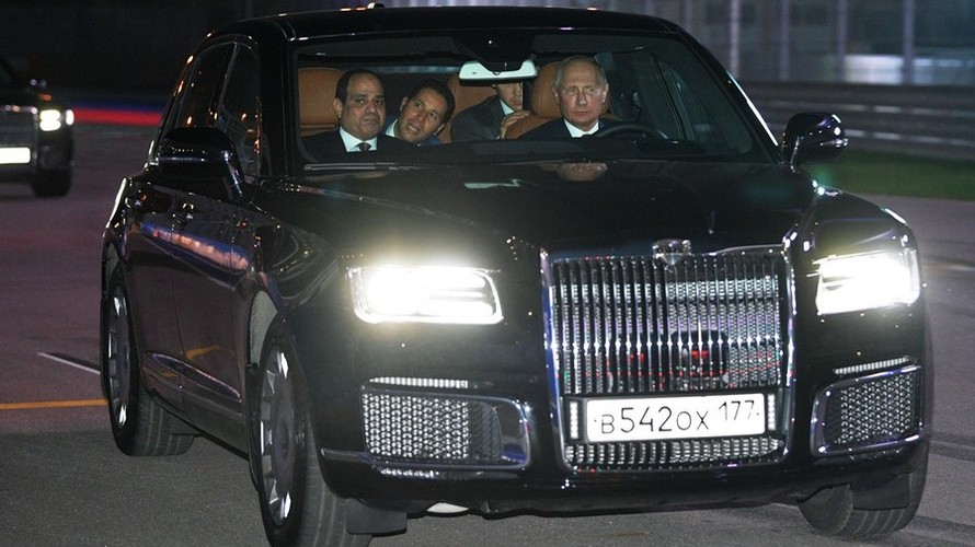 Tổng thống Nga Putin lái xe đưa Tổng thống Ai Cập Sisi đi dạo quanh đường đua F1. Ảnh: Sputnik