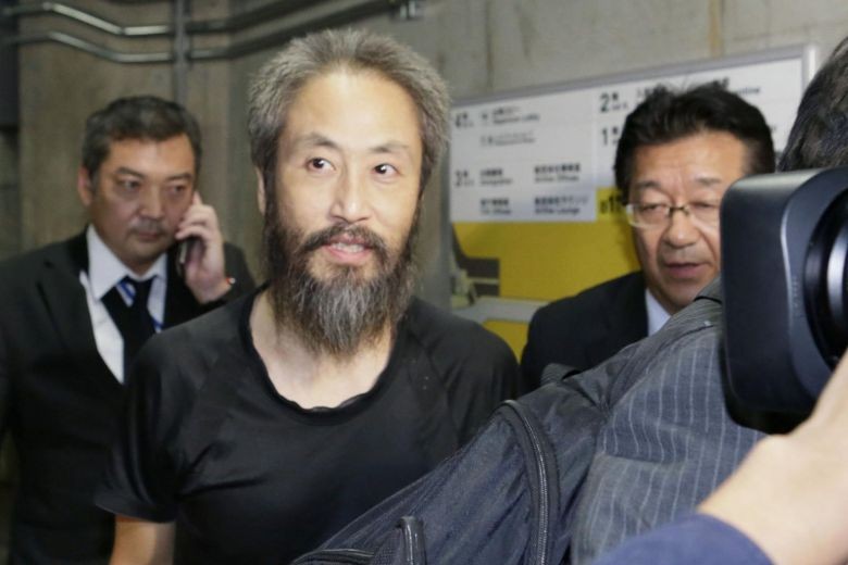 Nhà báo Jumpei Yasuda trở về Nhật Bản sau hơn 3 năm bị giam giữ. Ảnh: Reuters