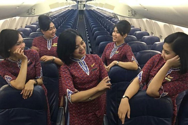 Alfiani Hidayati Solikah (giữa) cùng các bạn đồng nghiệp tiếp viên hàng không. Ảnh: Instagram nhân vật