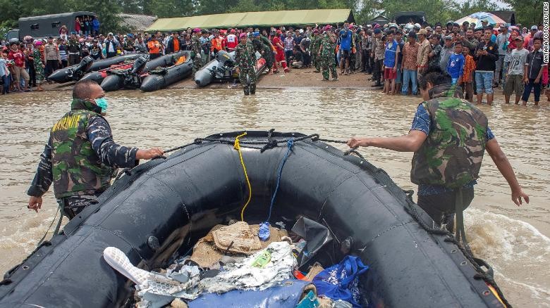Lực lượng cứu hộ tham gia tìm kiếm xác máy bay Lion Air JT610. Ảnh: Reuters