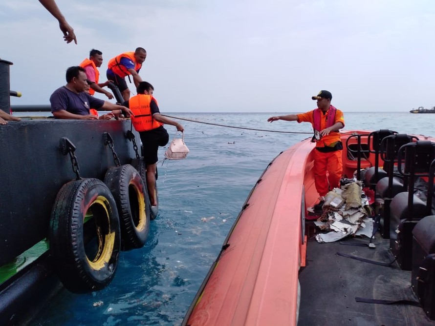 Đội tìm kiếm trên vùng biển Tây Java. Ảnh: Jakarta Post