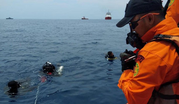 Các thợ lặn tham gia tìm kiếm tại hiện trường vụ rơi máy bay JT610. Ảnh: Reuters