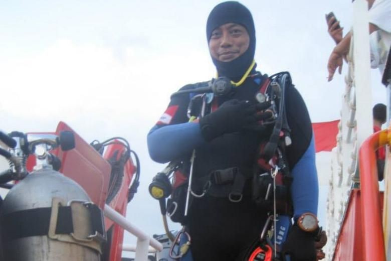 Thợ lặn tình nguyện Syachrul Anto. Ảnh: Facebook