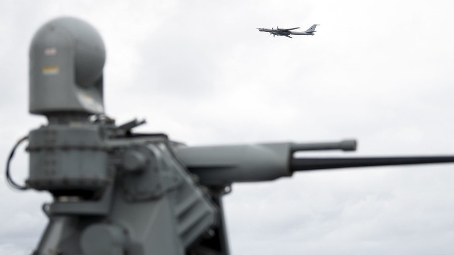 Máy bay Nga lướt qua chiến hạm Mỹ. Ảnh: AFP