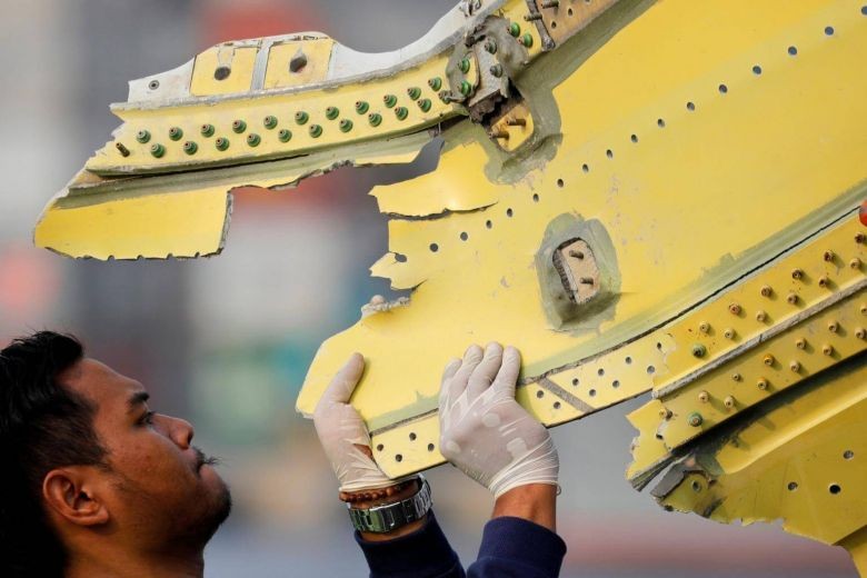 Mảnh vỡ máy bay Lion Air JT610. Ảnh: Reuters