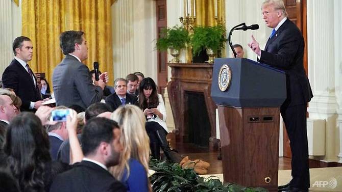 Ông Trump tranh luận gay gắt với phóng viên Acosta (giữa) và phóng viên Alexander (trái). Ảnh: AFP