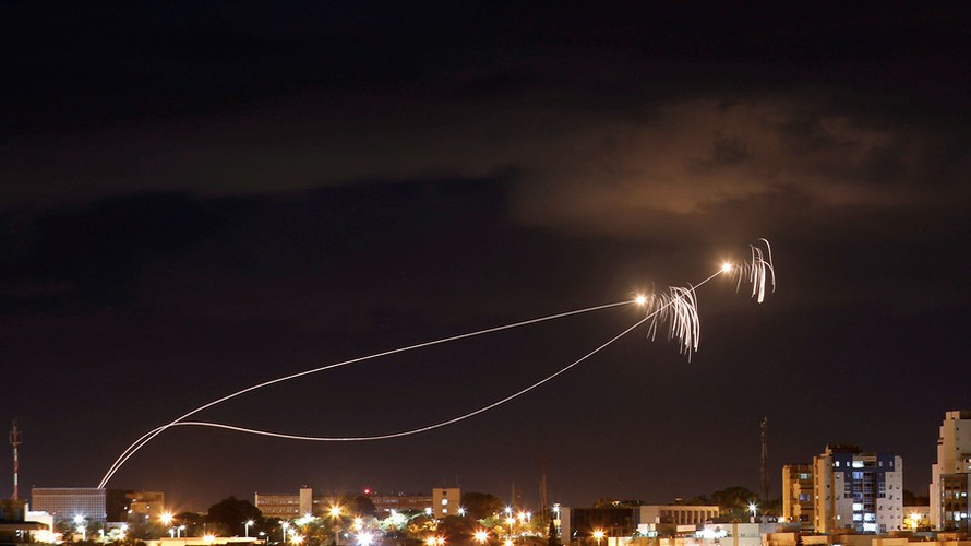 Vòm Sắt Israel đánh chặn tên lửa từ Dải Gaza. Ảnh: Reuters