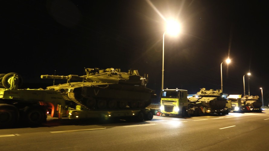 Xe tăng được tăng cường đến khu vực biên giới Israel. Ảnh: Twitter