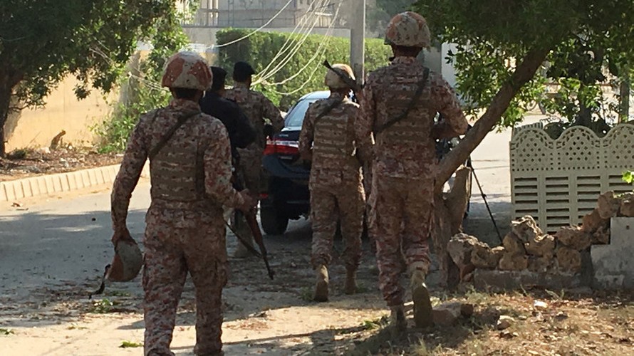 Cảnh sát xuất hiện bên ngoài lãnh sự quán Trung Quốc ở Karachi. Ảnh: Reuters