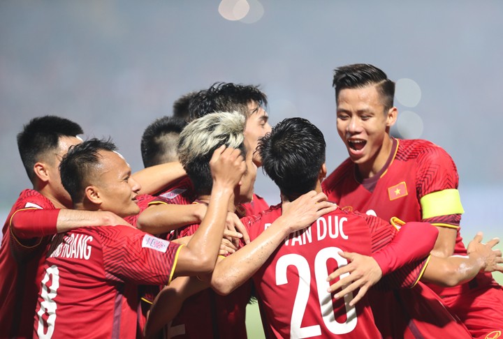 Tuyển Việt Nam ăn mừng chiến thắng 3-0 trước Lào trên sân Hàng Đẫy tối 24/11. Ảnh: Đức Đồng