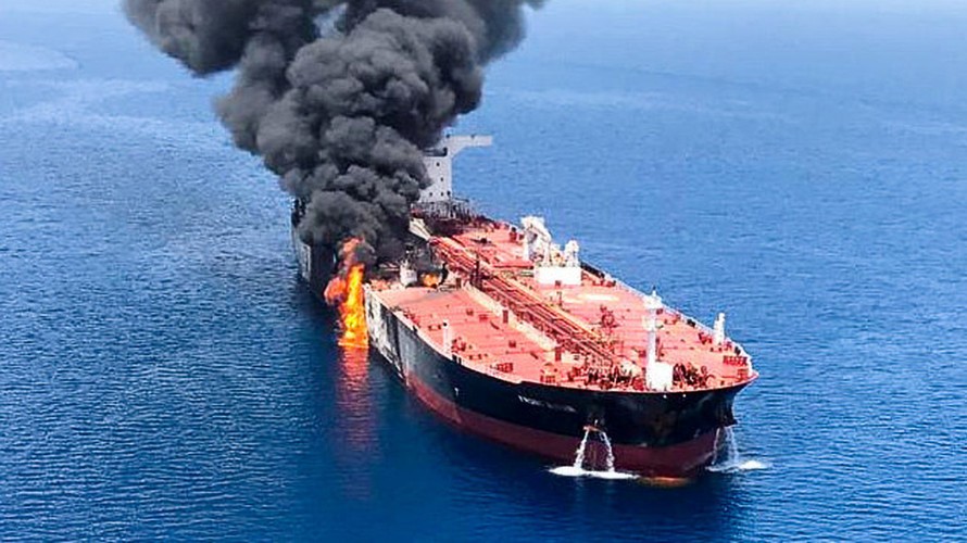 Tàu chở dầu bị tấn công trên Vịnh Oman. Ảnh: Reuters