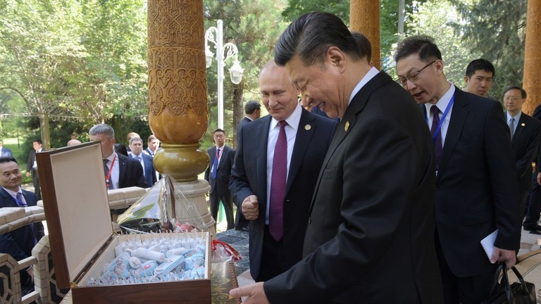 Tổng thống Nga Putin tặng Chủ tịch Trung Quốc Tập Cận Bình một thùng kem Nga. Ảnh: Ria Novosti
